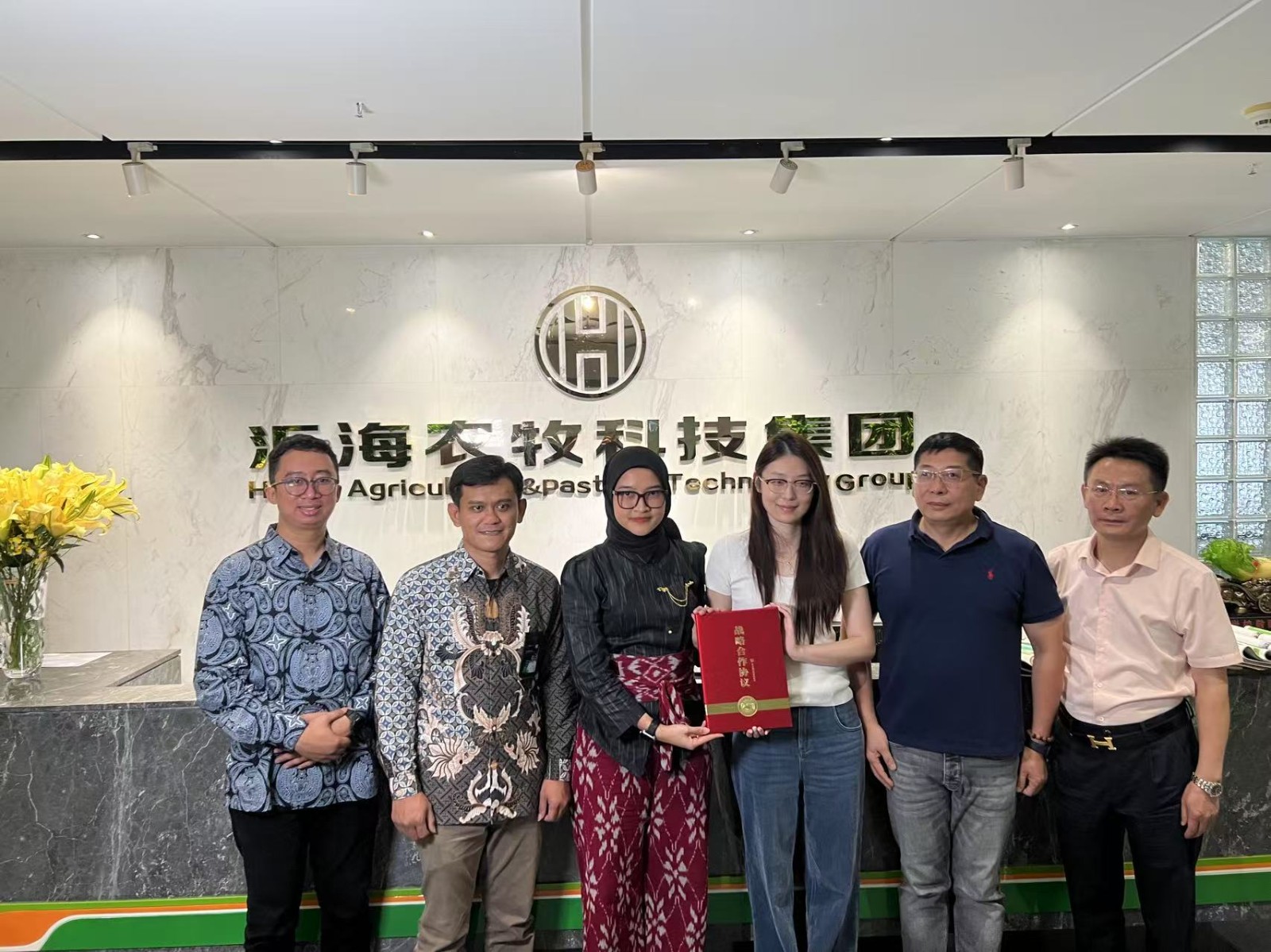 印尼泗水工业园代表团来访亚星娱乐签约